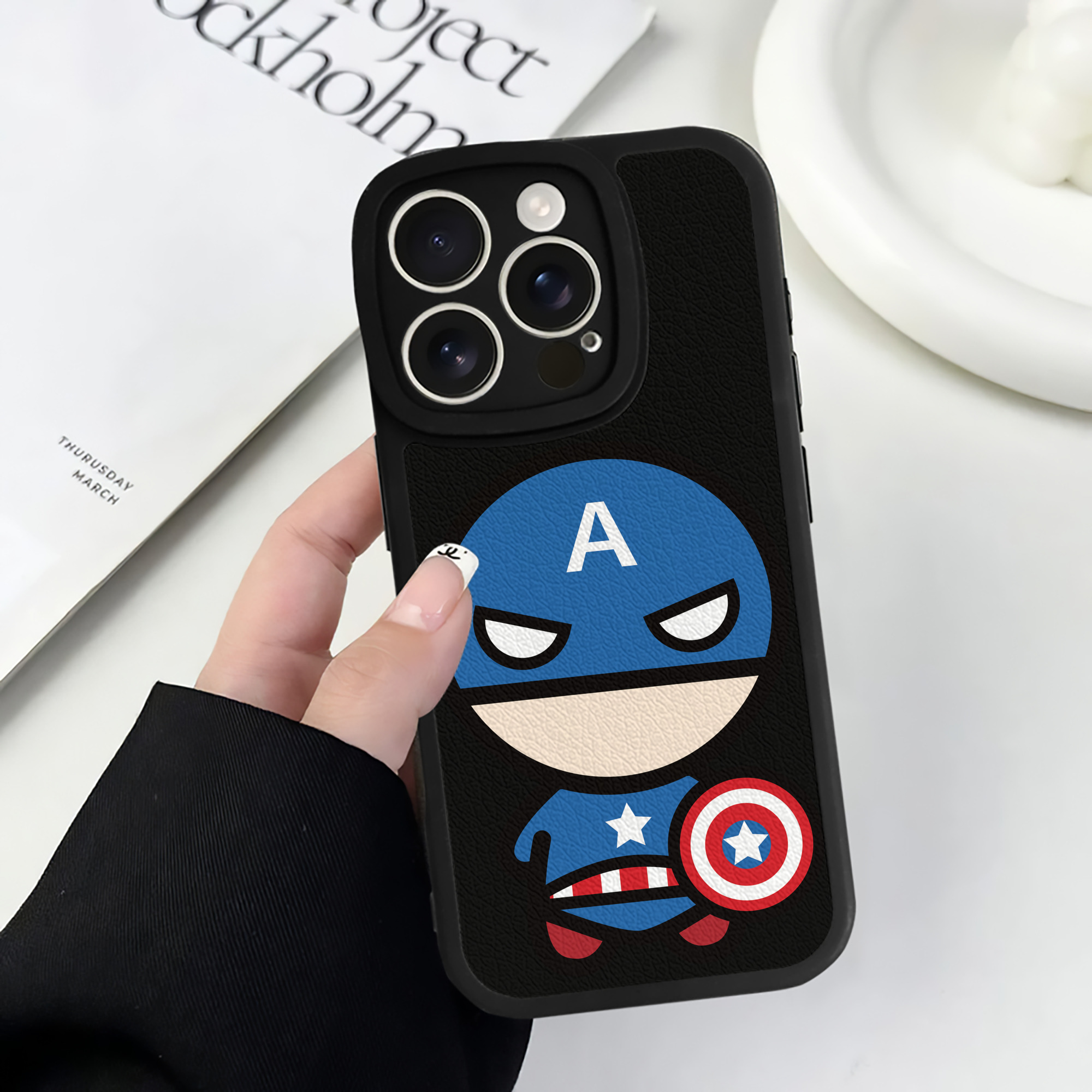 （画像用） アベンジャーズ The Avengers 【iPhone 16シリーズ対応】シリコンスマホケース（レザー調） 材質：シリコン